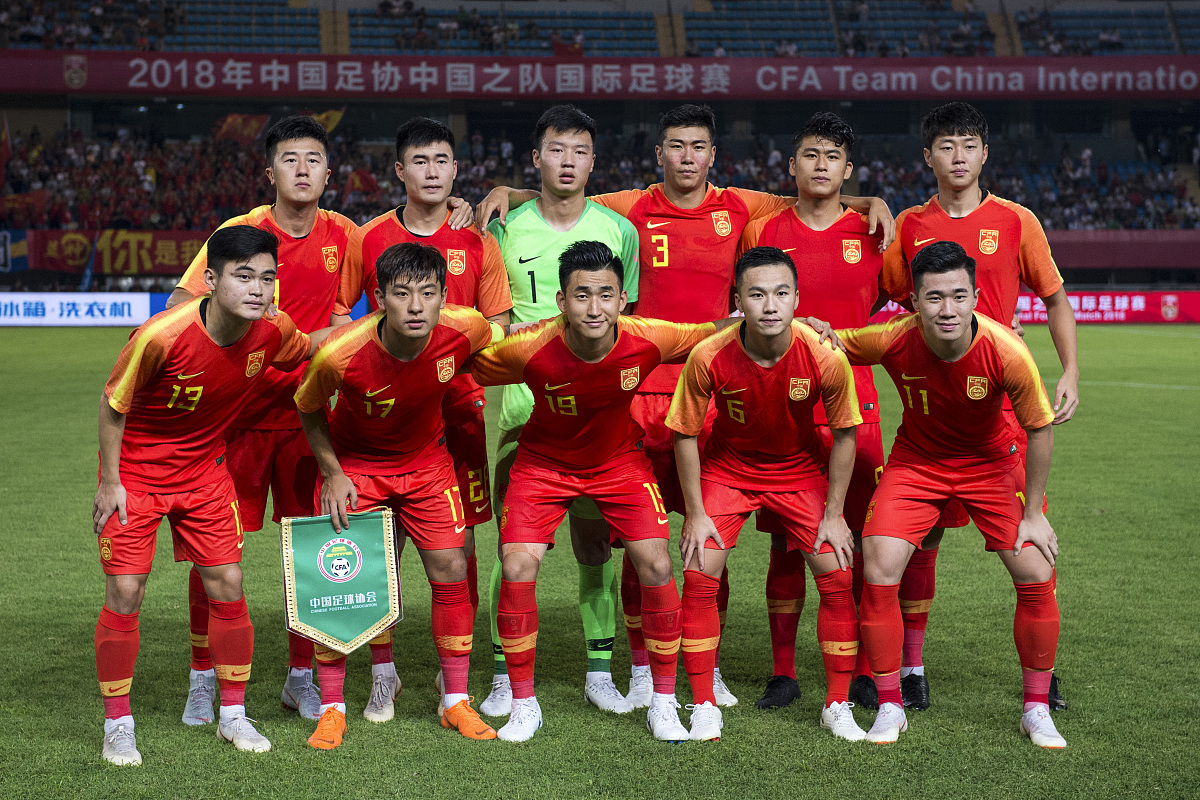 包含国内足球比赛强势进行，球员斗志昂扬备战的词条