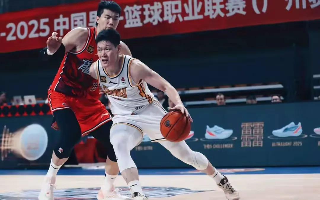 包含佛罗伦萨主场告负拿坡里，遭遇赛季第四场失利的词条